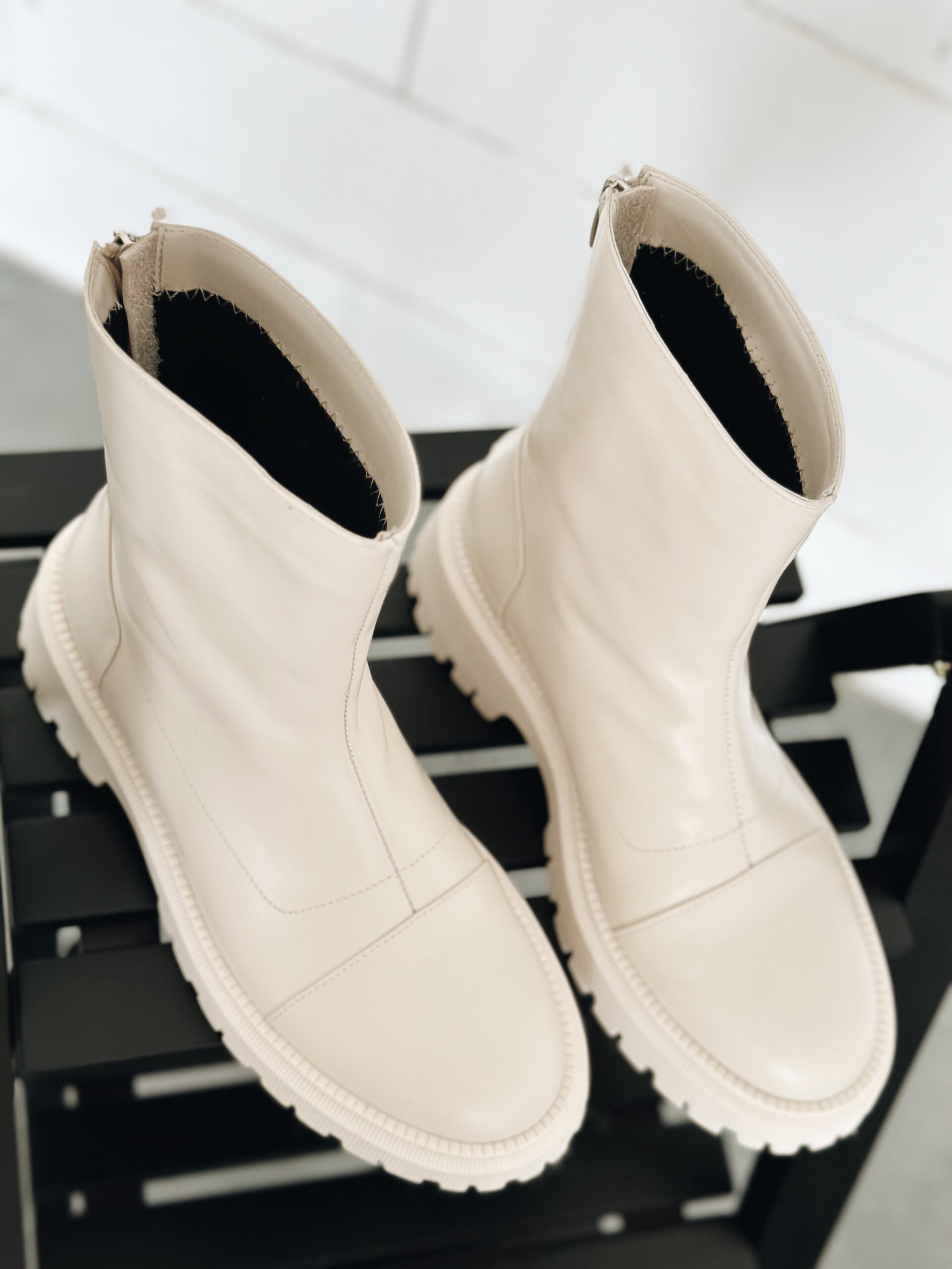 Жіночі шкіряні черевики на хутрі молочного та чорного кольору. Тепле утеплення фліс/хутро та зручна колодка для холодів. Розміри 36-41 - Processed with VSCO with a6 preset Черевики жіночі на хутрі шкіряні молочні та чорні - Черевики Molli молоко — фото 3