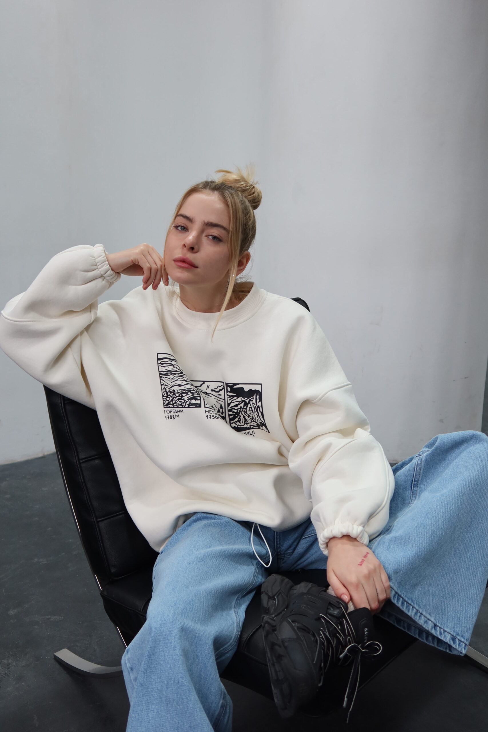 Молочний світшот з принтом "Карпати" від Romanova. One size, фіксатори по боках, два варіанти утеплення. Виробництво Україна. - IMG_3122 Світшот жіночий молочний з принтом Карпати one size бавовна - Світшот жіночий молочний з принтом “Карпати” one size бавовна — фото 3