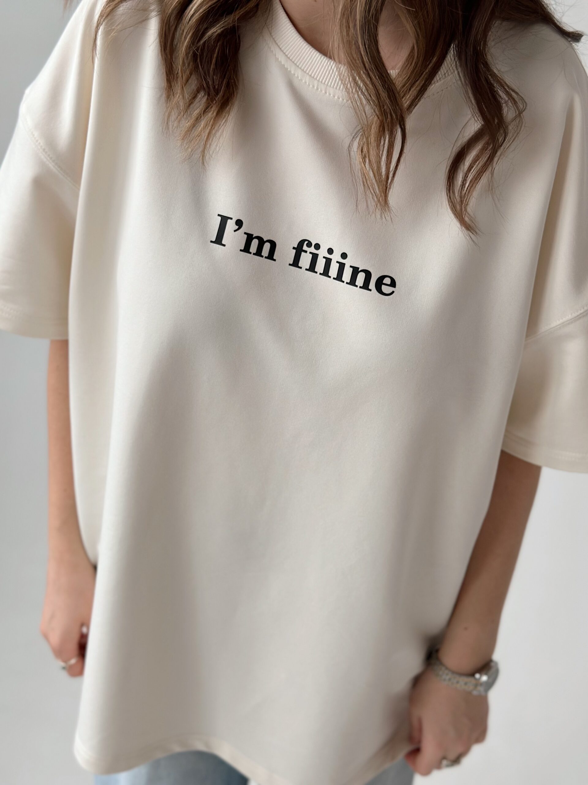 Молочна жіноча футболка з принтом I'm fine - бавовна 95%, еластан 5%. Розміри XS/S та M/L, є також у чорному кольорі. Виробництво Україна. - Футболка жіноча молочна з принтом I'm fine бавовна - Футболка жіноча молочна з принтом I’m fine бавовна — фото 2