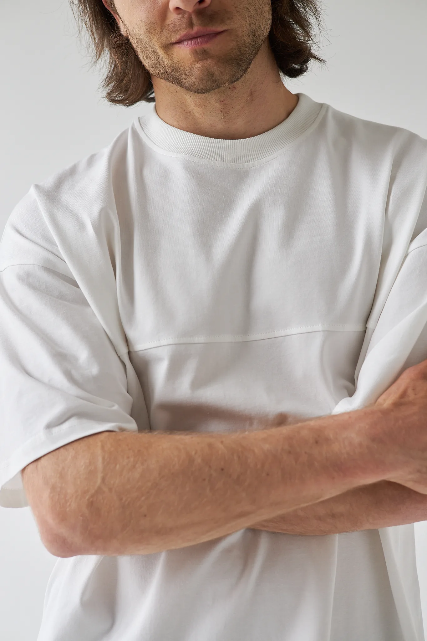 Чоловіча базова футболка білого кольору зі 95% бавовни. М’яка тканина та класичний крій для повсякденних образів. Розміри S/M та L/XL - Футболка чоловіча біла базова бавовняна - Футболка базова біла — фото 4