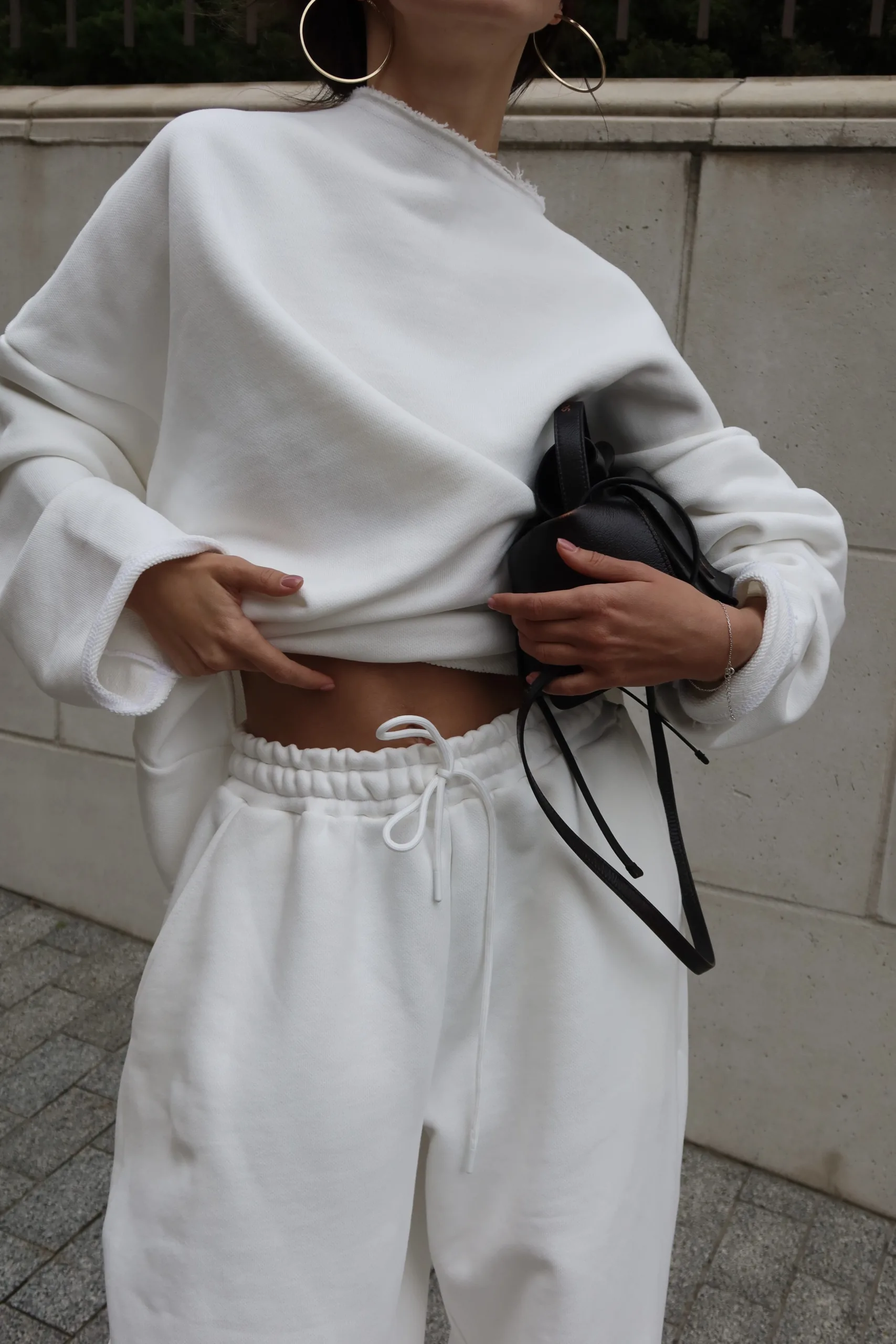Жіночий молочний oversize костюм з м’якого футеру. Вільний силует і комфортна посадка для повсякденних та relaxed образів. Розмір xs/s, m/l - Костюм жіночий oversize молочний з футеру. Розмір xs/s, m/l - Костюм жіночий молочного кольору oversize — фото 14