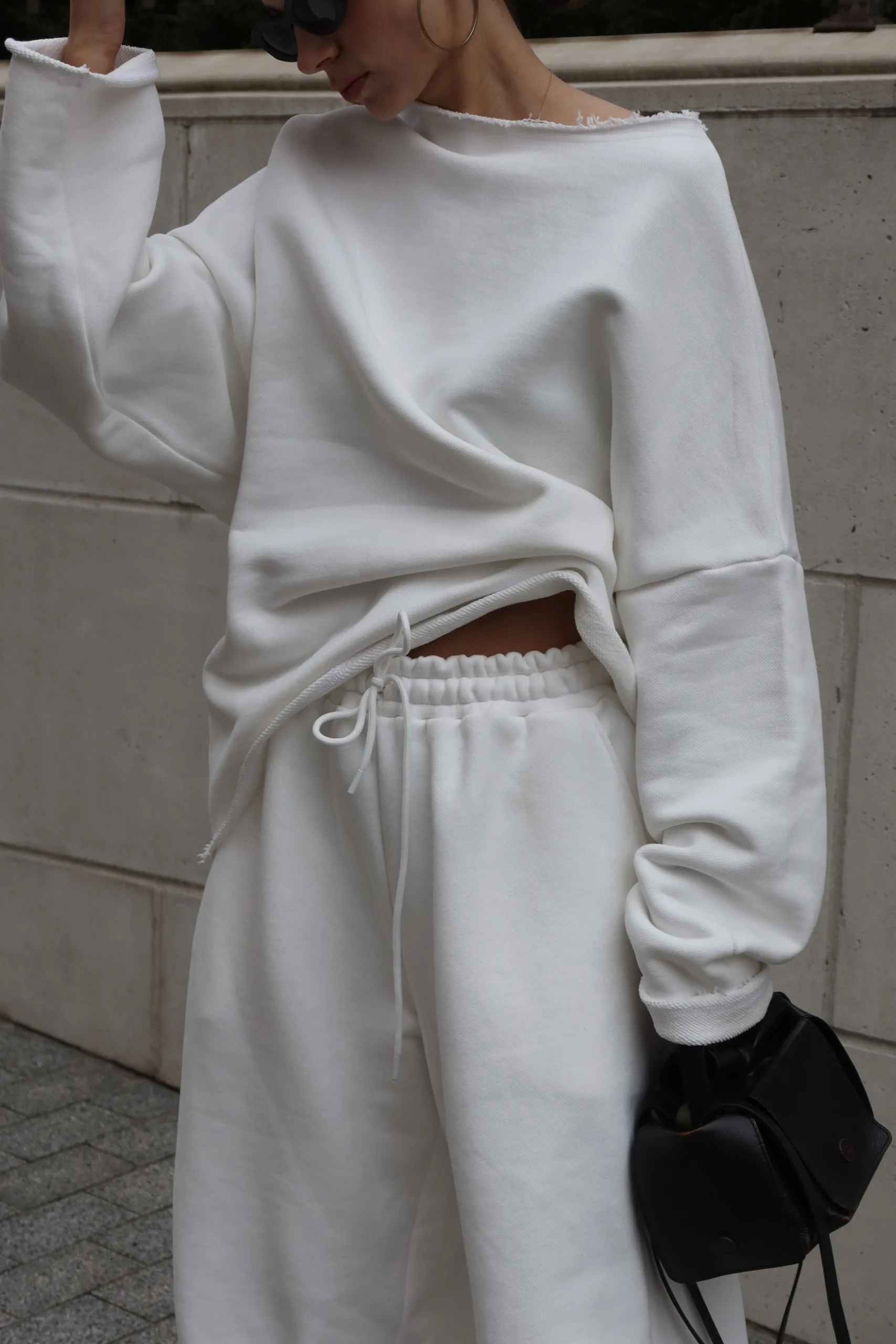 Жіночий молочний oversize костюм з м’якого футеру. Вільний силует і комфортна посадка для повсякденних та relaxed образів. Розмір xs/s, m/l - Костюм жіночий oversize молочний з футеру. Розмір xs/s, m/l - Костюм жіночий молочного кольору oversize — фото 10