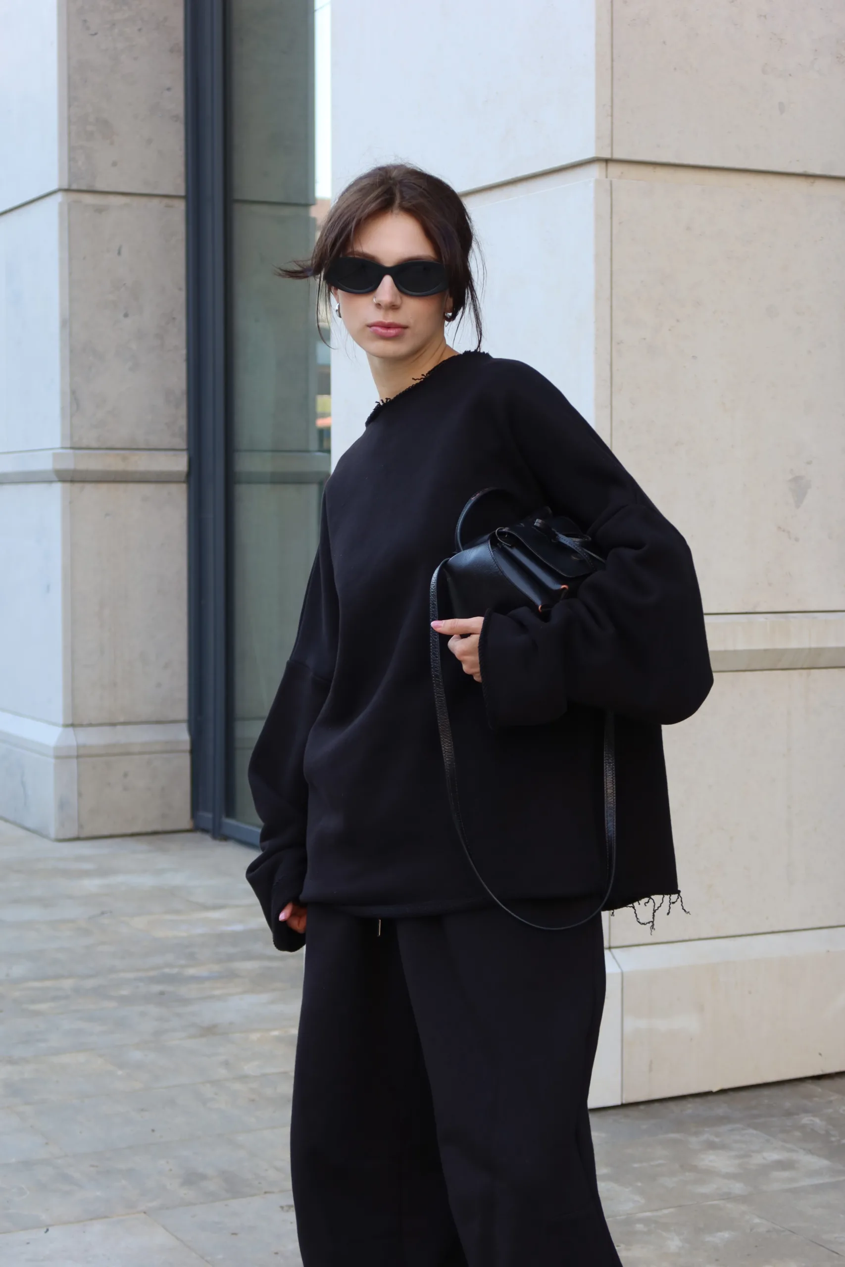 Жіночий чорний oversize костюм з м’якого футеру. Вільний силует і комфортна посадка для повсякденних та relaxed образів. Розмір xs/s, m/l - Костюм жіночий oversize чорний з футеру. Розмір xs/s, m/l - Костюм жіночий чорного кольору oversize — фото 10