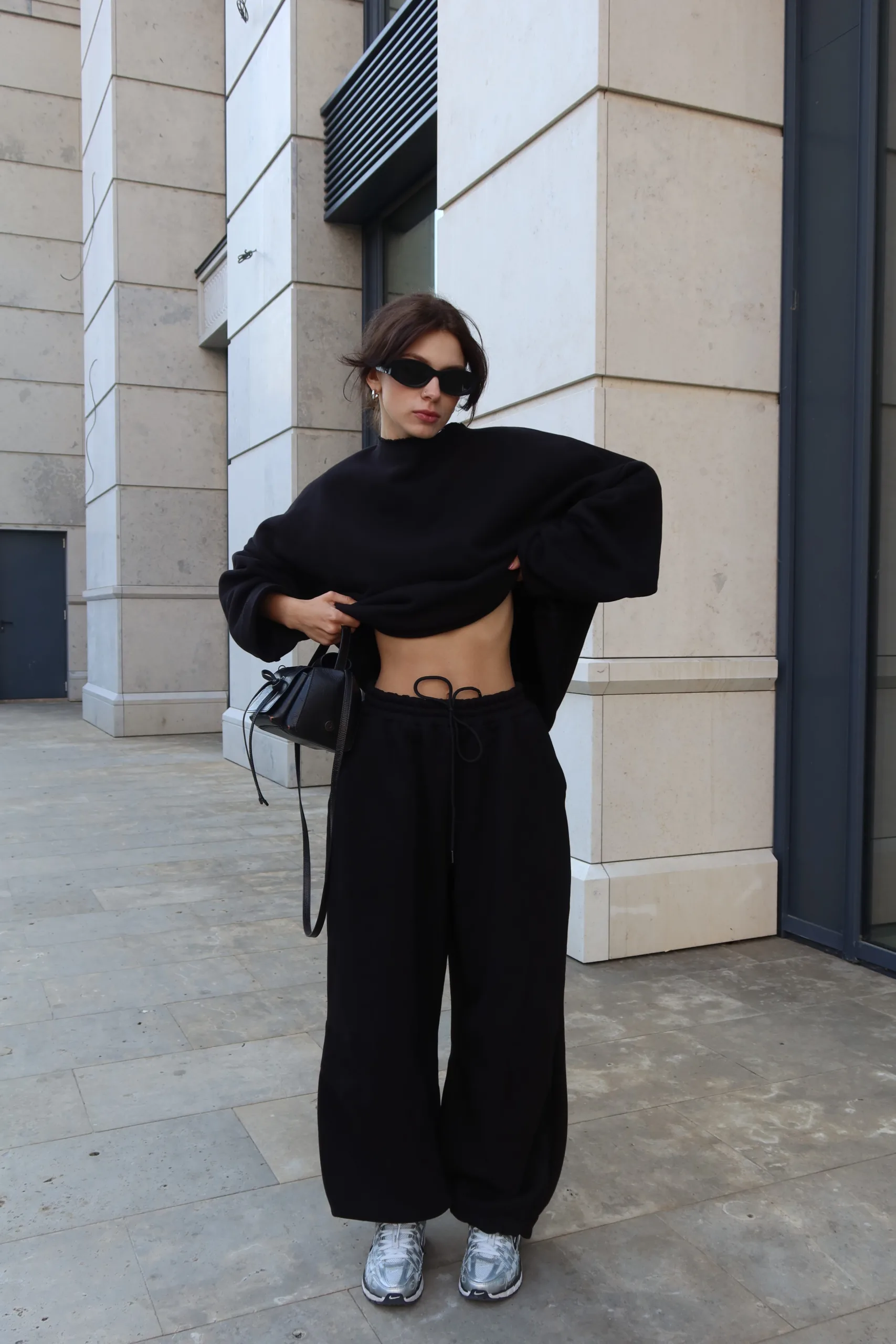 Жіночий чорний oversize костюм з м’якого футеру. Вільний силует і комфортна посадка для повсякденних та relaxed образів. Розмір xs/s, m/l - Костюм жіночий oversize чорний з футеру. Розмір xs/s, m/l - Костюм жіночий чорного кольору oversize — фото 7