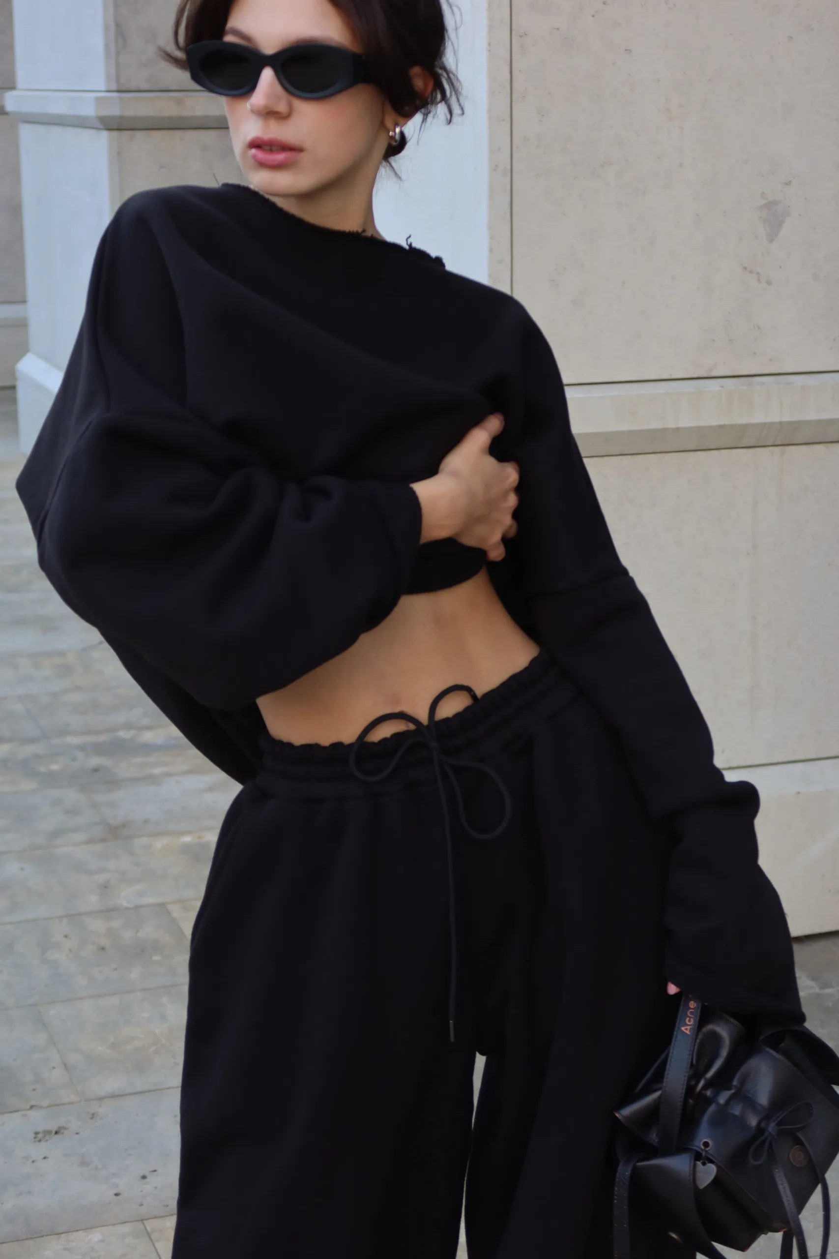 Жіночий чорний oversize костюм з м’якого футеру. Вільний силует і комфортна посадка для повсякденних та relaxed образів. Розмір xs/s, m/l - Костюм жіночий oversize чорний з футеру. Розмір xs/s, m/l - Костюм жіночий чорного кольору oversize — фото 6