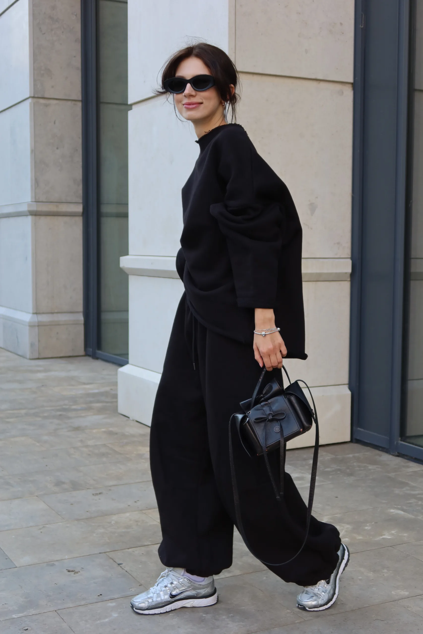 Жіночий чорний oversize костюм з м’якого футеру. Вільний силует і комфортна посадка для повсякденних та relaxed образів. Розмір xs/s, m/l - Костюм жіночий oversize чорний з футеру. Розмір xs/s, m/l - Костюм жіночий чорного кольору oversize — фото 8