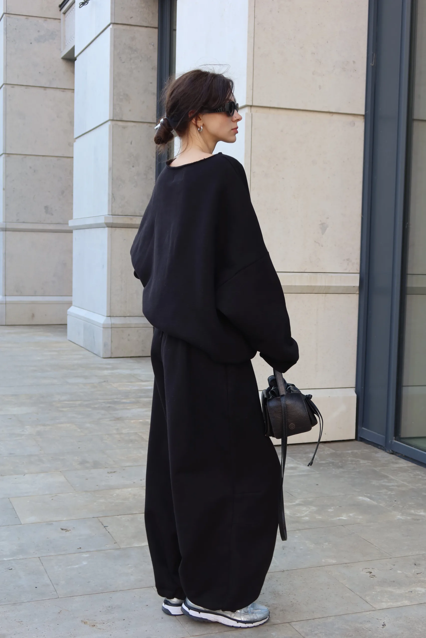 Жіночий чорний oversize костюм з м’якого футеру. Вільний силует і комфортна посадка для повсякденних та relaxed образів. Розмір xs/s, m/l - Костюм жіночий oversize чорний з футеру. Розмір xs/s, m/l - Костюм жіночий чорного кольору oversize — фото 9