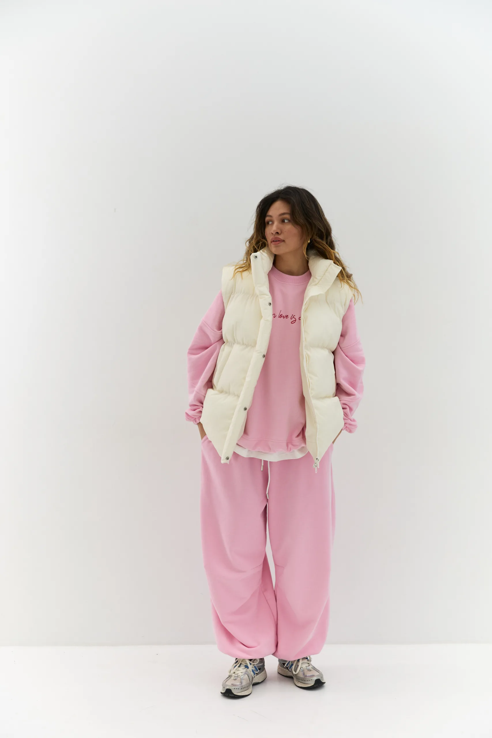Жіночі oversized джогери рожевого кольору з футеру діагональ преміум. Вільний силует, затяжки знизу та м’яка фактура для casual образів. - Джогери жіночі oversized рожеві на затяжках без утеплення - Джогери жіночі oversized рожевого кольору на затяжках — фото 7