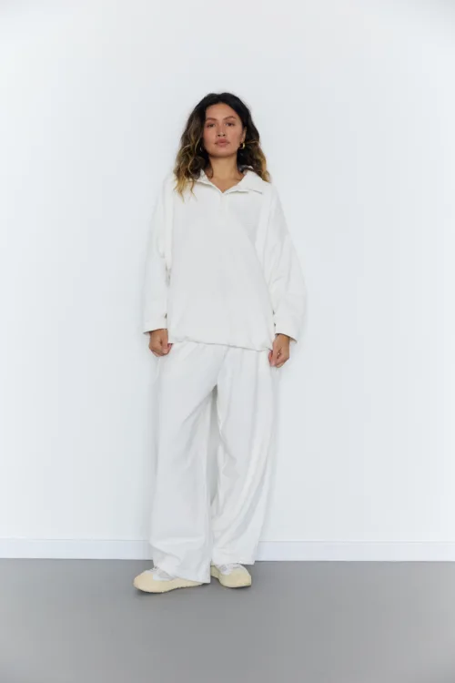 Костюм жіночий поло молочного кольору з вишивкою oversize