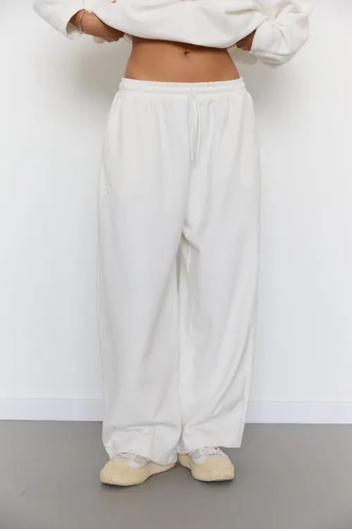 Штани жіночі молочного кольору з вишивкою oversize