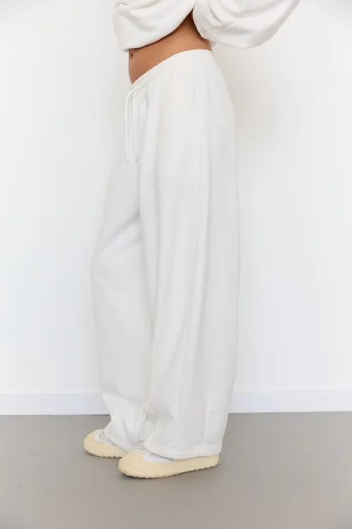 Штани жіночі молочного кольору з вишивкою oversize