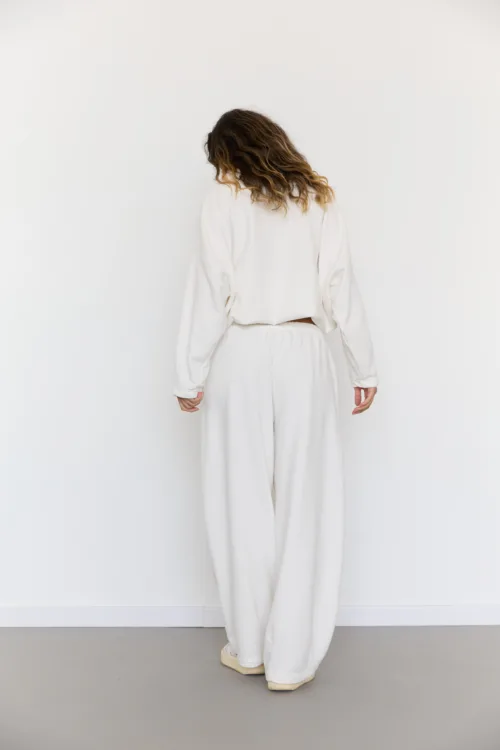 Штани жіночі молочного кольору з вишивкою oversize