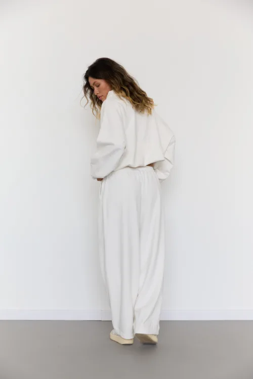 Штани жіночі молочного кольору з вишивкою oversize