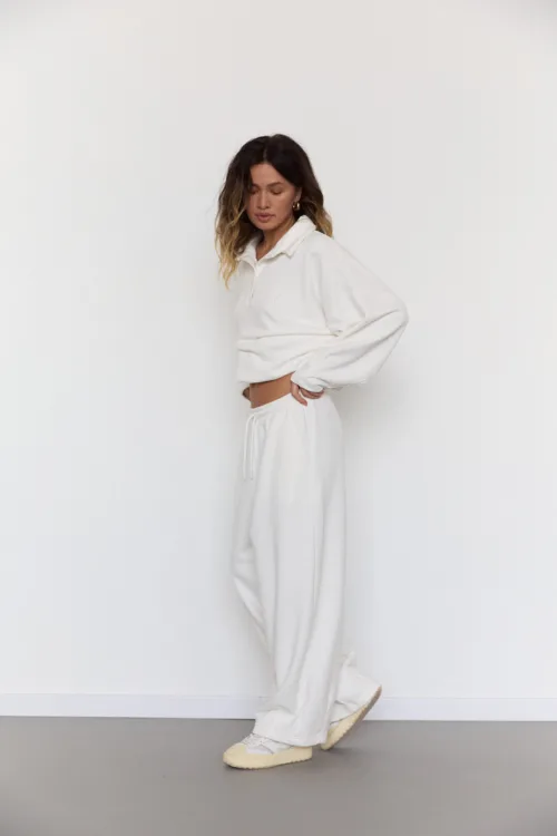 Штани жіночі молочного кольору з вишивкою oversize