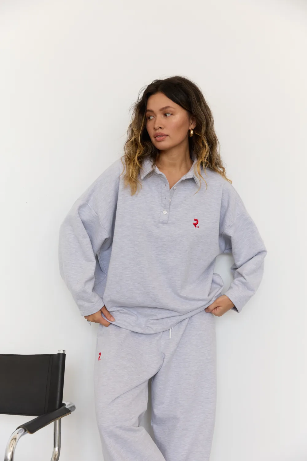 Костюм жіночий поло сірого кольору з вишивкою oversize