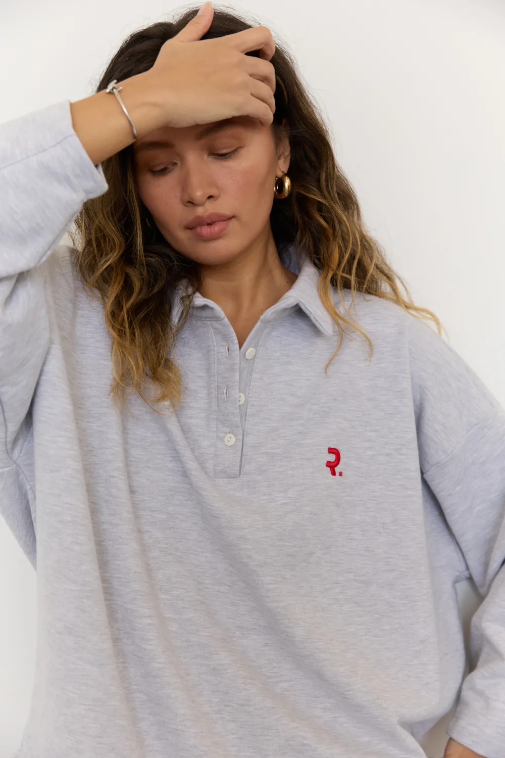 Костюм жіночий поло сірого кольору з вишивкою oversize