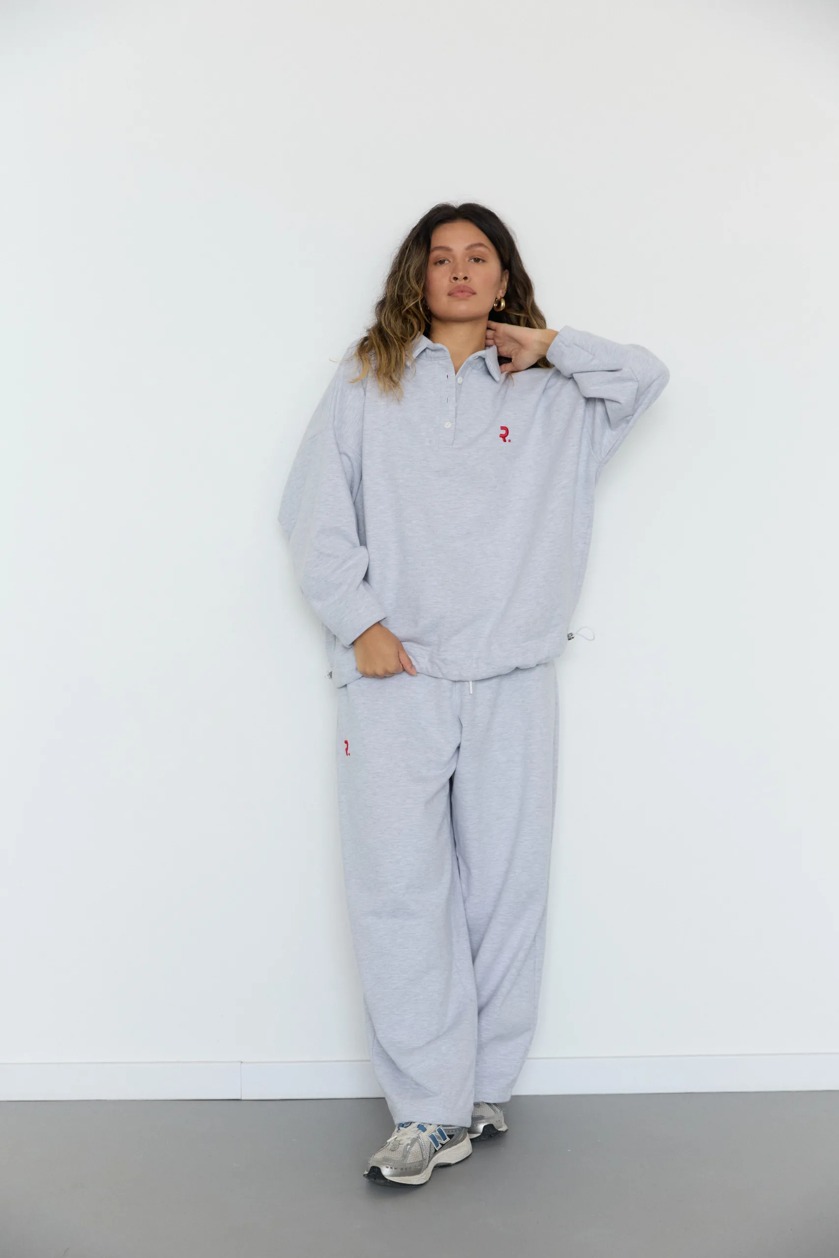Жіночий сірий костюм поло oversize з вишивкою та м’якого футеру. Вільний силует і комфортна посадка для щоденних casual образів. - Костюм жіночий поло сірий oversize з вишивкою - Костюм жіночий поло сірого кольору з вишивкою oversize — фото 2