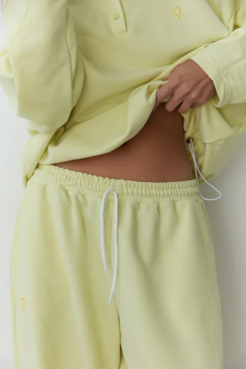 Штани жіночі лимонного кольору з вишивкою oversize