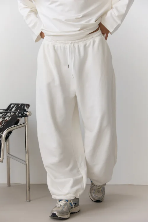 Джогери жіночі oversized молочного кольору на затяжках