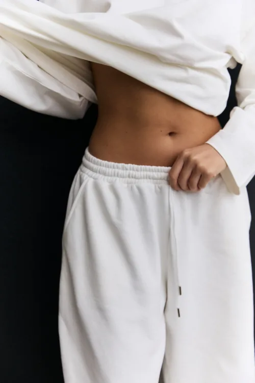 Джогери жіночі oversized молочного кольору на затяжках