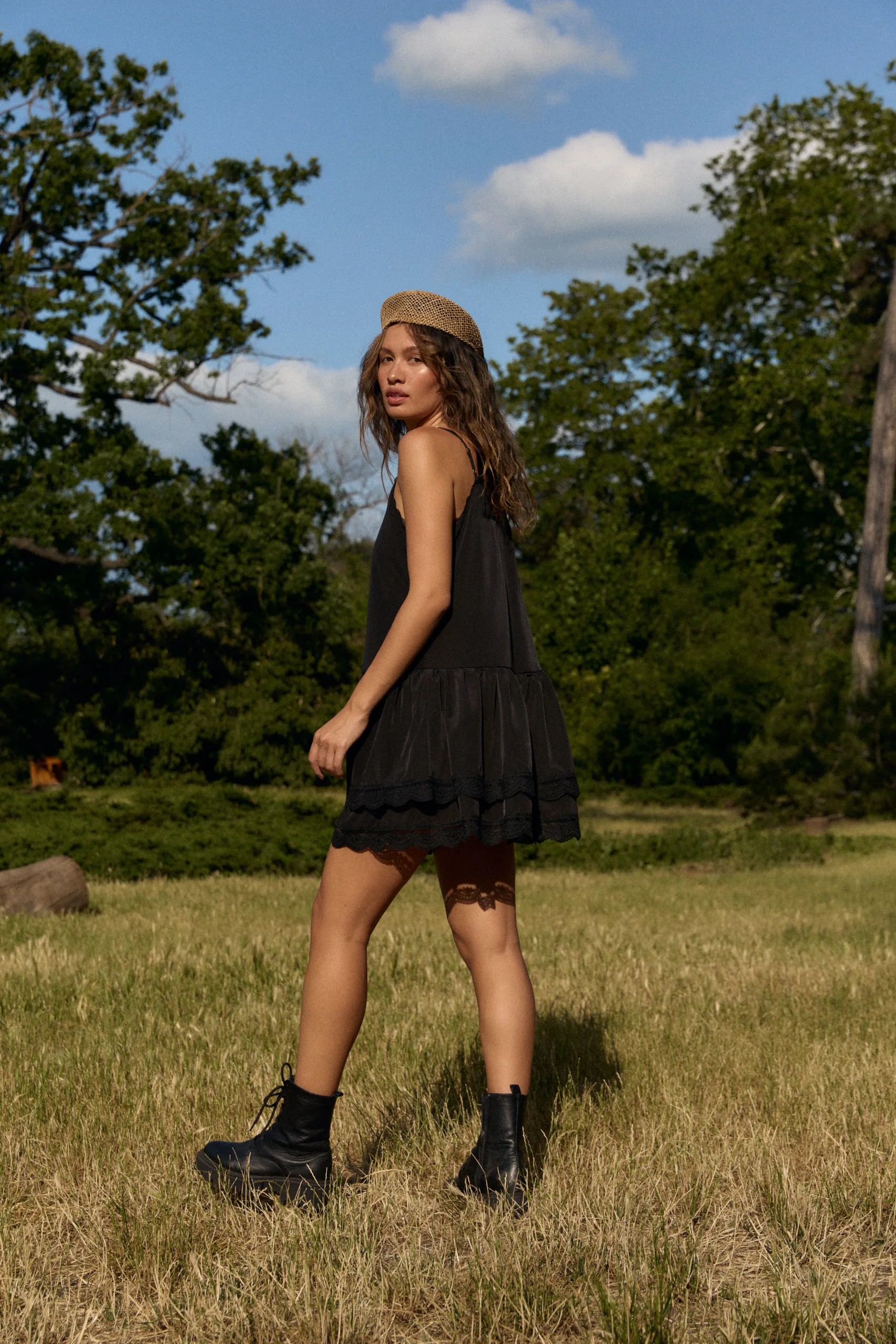 Жіноча чорна сукня міді з мереживом та вільним силуетом. Лаконічний дизайн і делікатні деталі для вечірніх та повсякденних образів. - Сукня жіноча чорна з мереживом міді вільного силуету - Сукня жіноча чорна з мереживом міді — фото 10