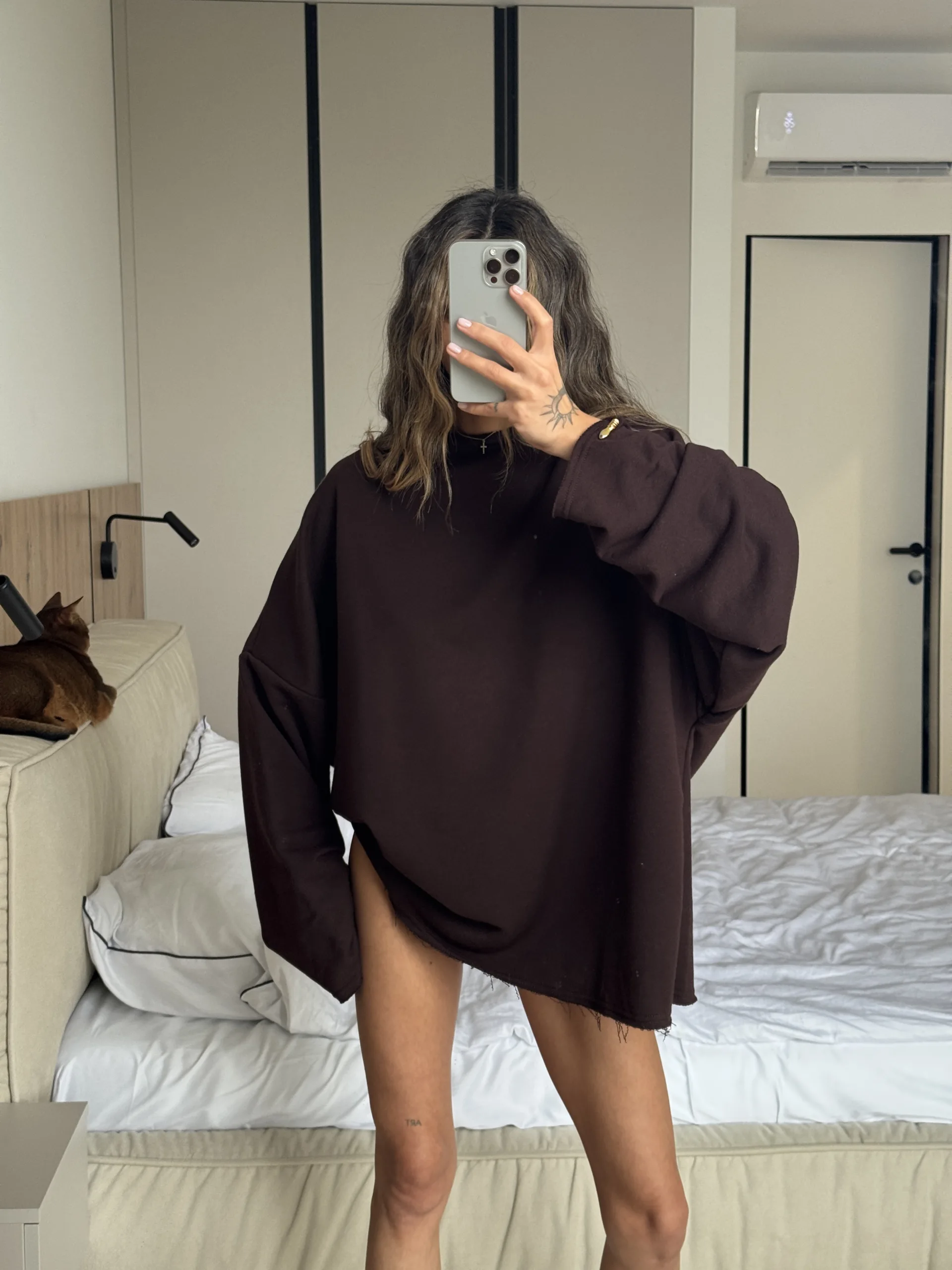 Жіночий шоколадний лонг oversize з бавовни 95% та еластану 5%. Вільний крій, подовжений рукав і м’яка фактура для повсякденних образів - IMG_3247 Лонг жіночий шоколадний oversize з бавовни one size - Лонг жіночий шоколадного кольору oversize — фото 5