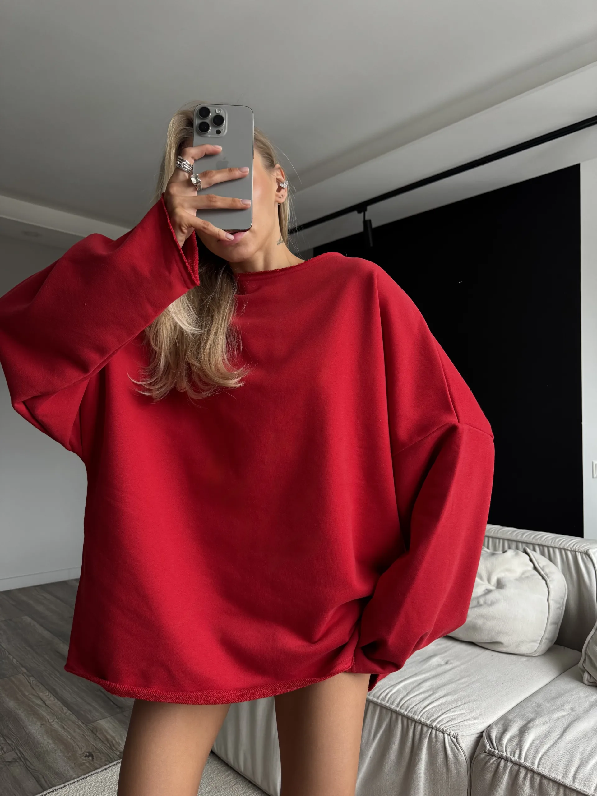 Жіночий червоний лонг oversize з бавовни 95% та еластану 5%. Вільний крій, подовжений рукав і м’яка фактура для повсякденних образів - IMG_9582 Лонг жіночий червоний oversize з бавовни one size - Лонг жіночий червоного кольору oversize — фото 2