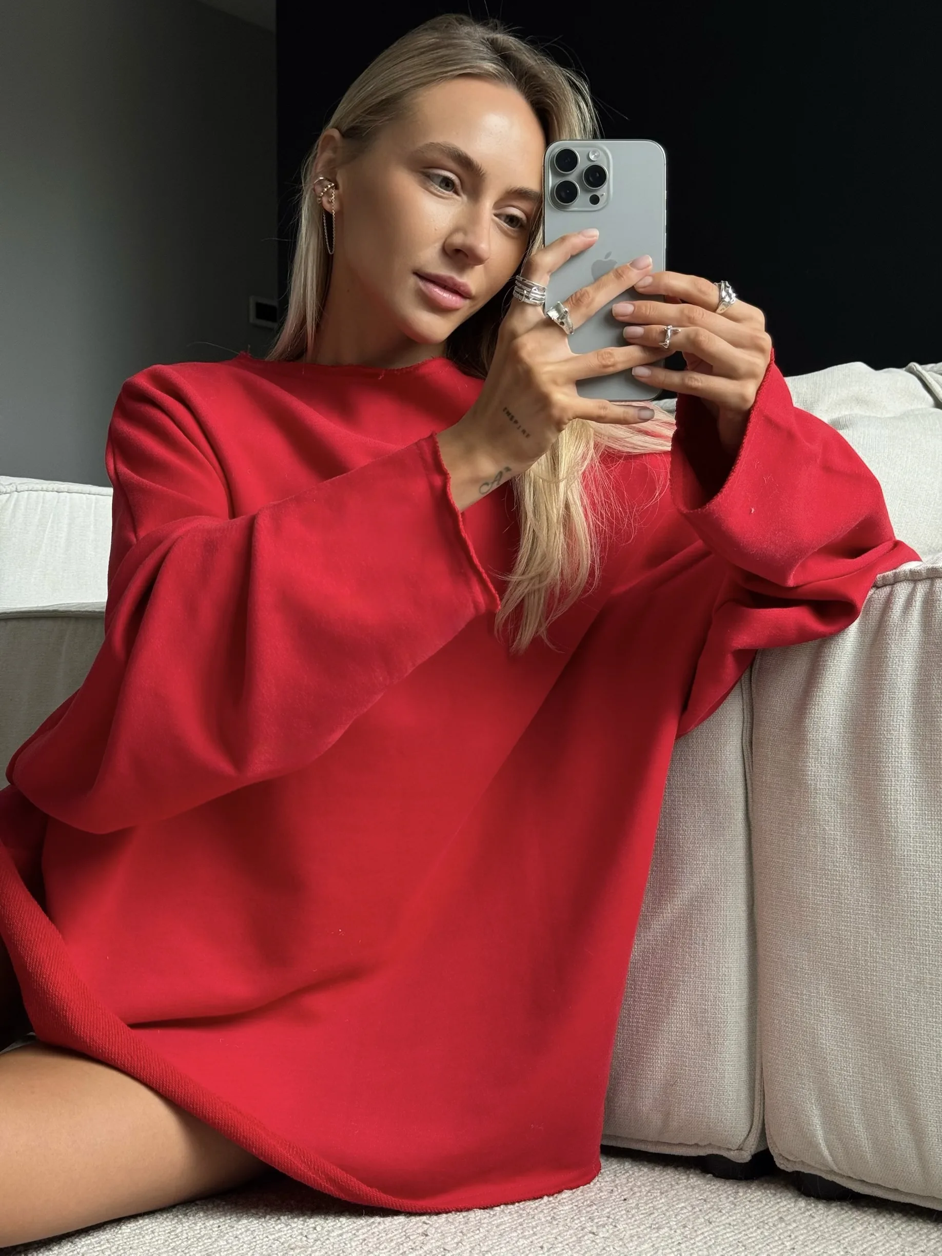 Жіночий червоний лонг oversize з бавовни 95% та еластану 5%. Вільний крій, подовжений рукав і м’яка фактура для повсякденних образів - IMG_9587 Лонг жіночий червоний oversize з бавовни one size - Лонг жіночий червоного кольору oversize — фото 7