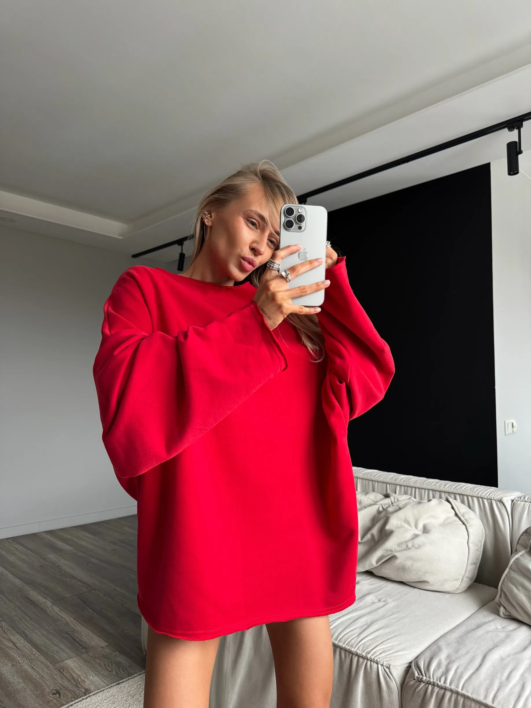 Жіночий червоний лонг oversize з бавовни 95% та еластану 5%. Вільний крій, подовжений рукав і м’яка фактура для повсякденних образів - IMG_9588 Лонг жіночий червоний oversize з бавовни one size - Лонг жіночий червоного кольору oversize — фото 6