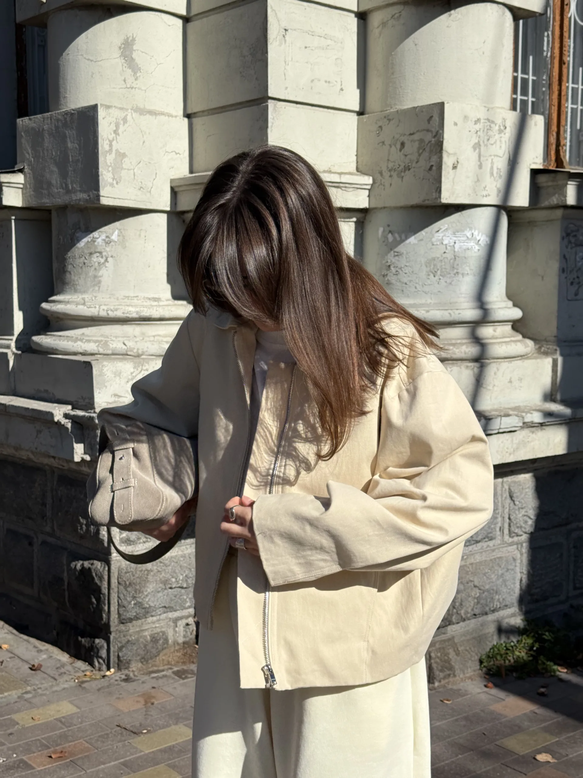 Демісезонний бомбер кольору масло від Romanova з щільного котону на підкладці. Розміри XS/S та M/L. Також є у шоколадному кольорі. Виробництво Україна. - IMG_0926 Бомбер жіночий колір масло котон на підкладці демісезонний - Бомбер жіночий демісезонний кольору масло з котону на підкладці — фото 7