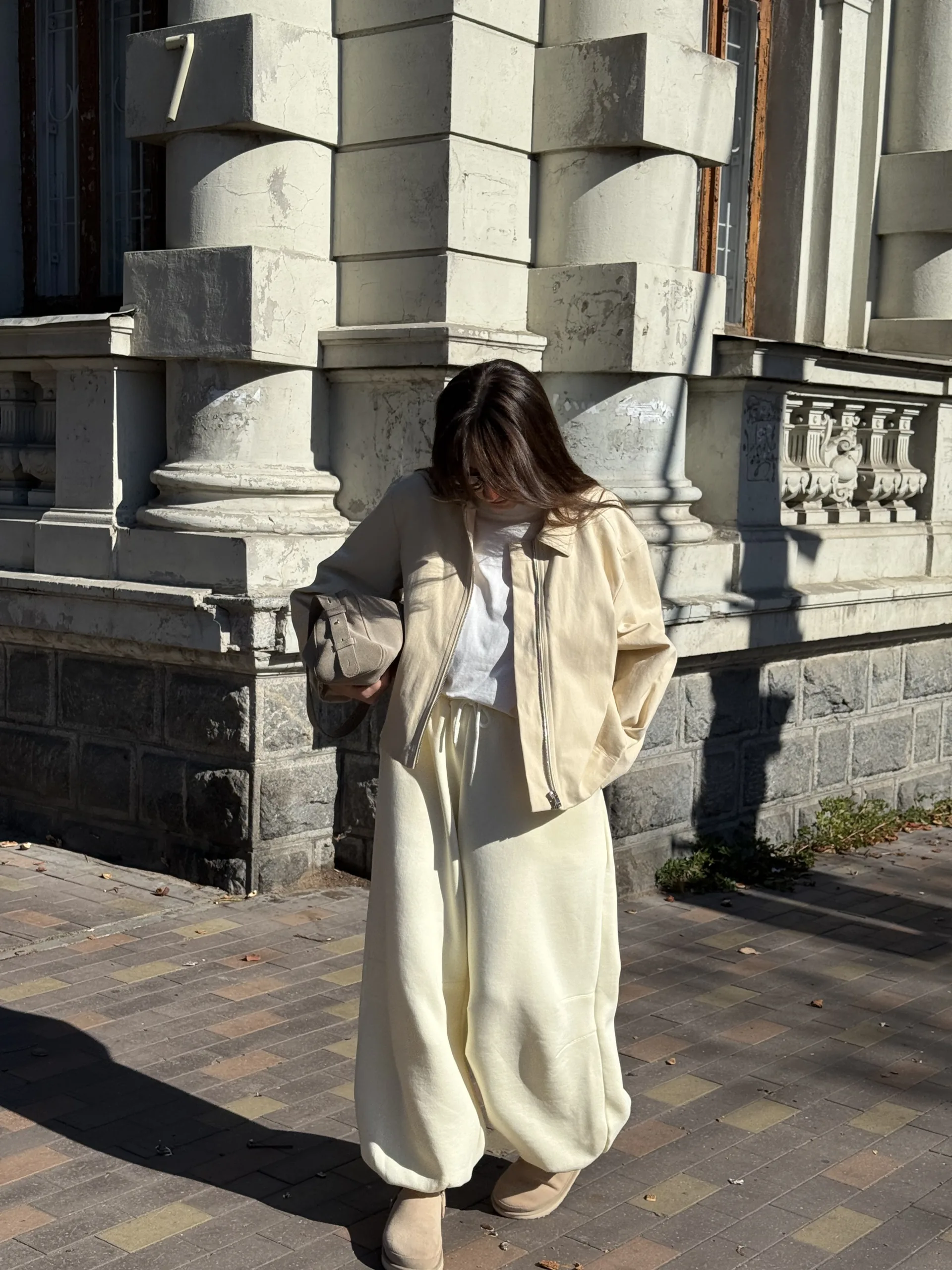 Демісезонний бомбер кольору масло від Romanova з щільного котону на підкладці. Розміри XS/S та M/L. Також є у шоколадному кольорі. Виробництво Україна. - IMG_0937 Бомбер жіночий колір масло котон на підкладці демісезонний - Бомбер жіночий демісезонний кольору масло з котону на підкладці — фото 4
