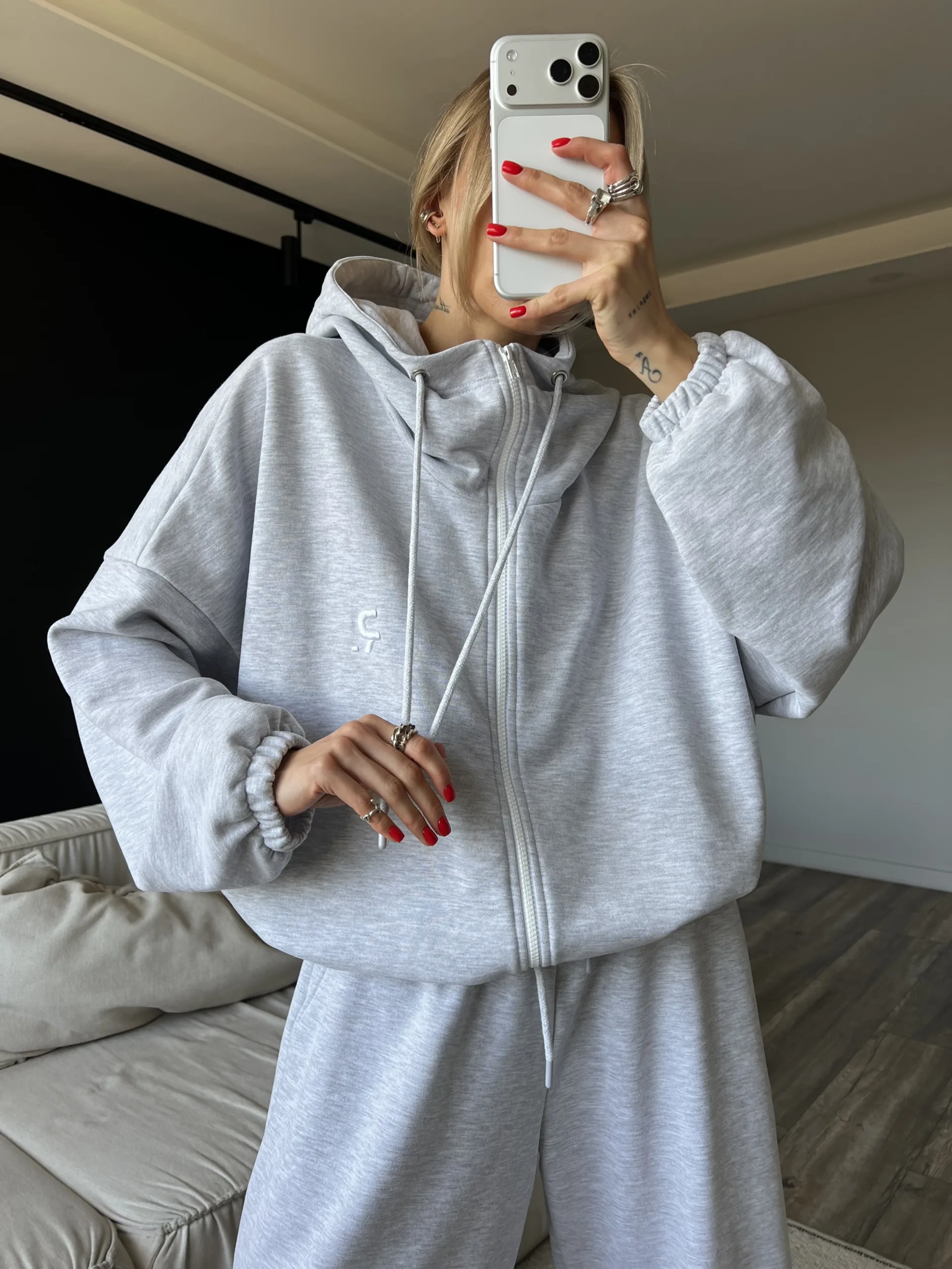 Жіночий сірий oversize костюм з вишивкою та м’якого футеру. Вільний силует і комфортна посадка для повсякденних та relaxed образів. - IMG_7945 Костюм жіночий oversize сірий з вишивкою з футеру - Костюм жіночий сірого кольору з вишивкою oversize — фото 3