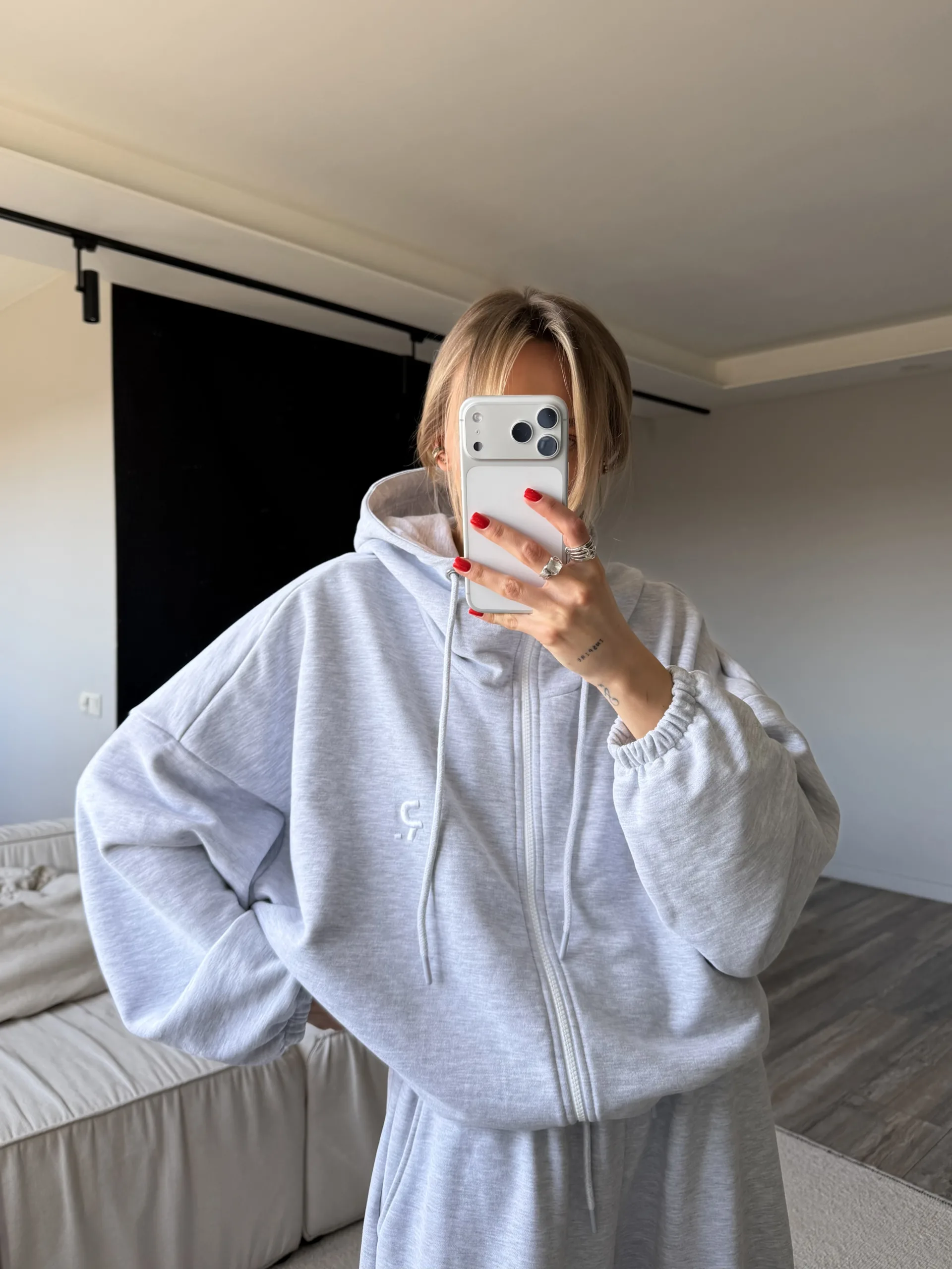 Жіночий сірий oversize костюм з вишивкою та м’якого футеру. Вільний силует і комфортна посадка для повсякденних та relaxed образів. - IMG_7946 Костюм жіночий oversize сірий з вишивкою з футеру - Костюм жіночий сірого кольору з вишивкою oversize — фото 2