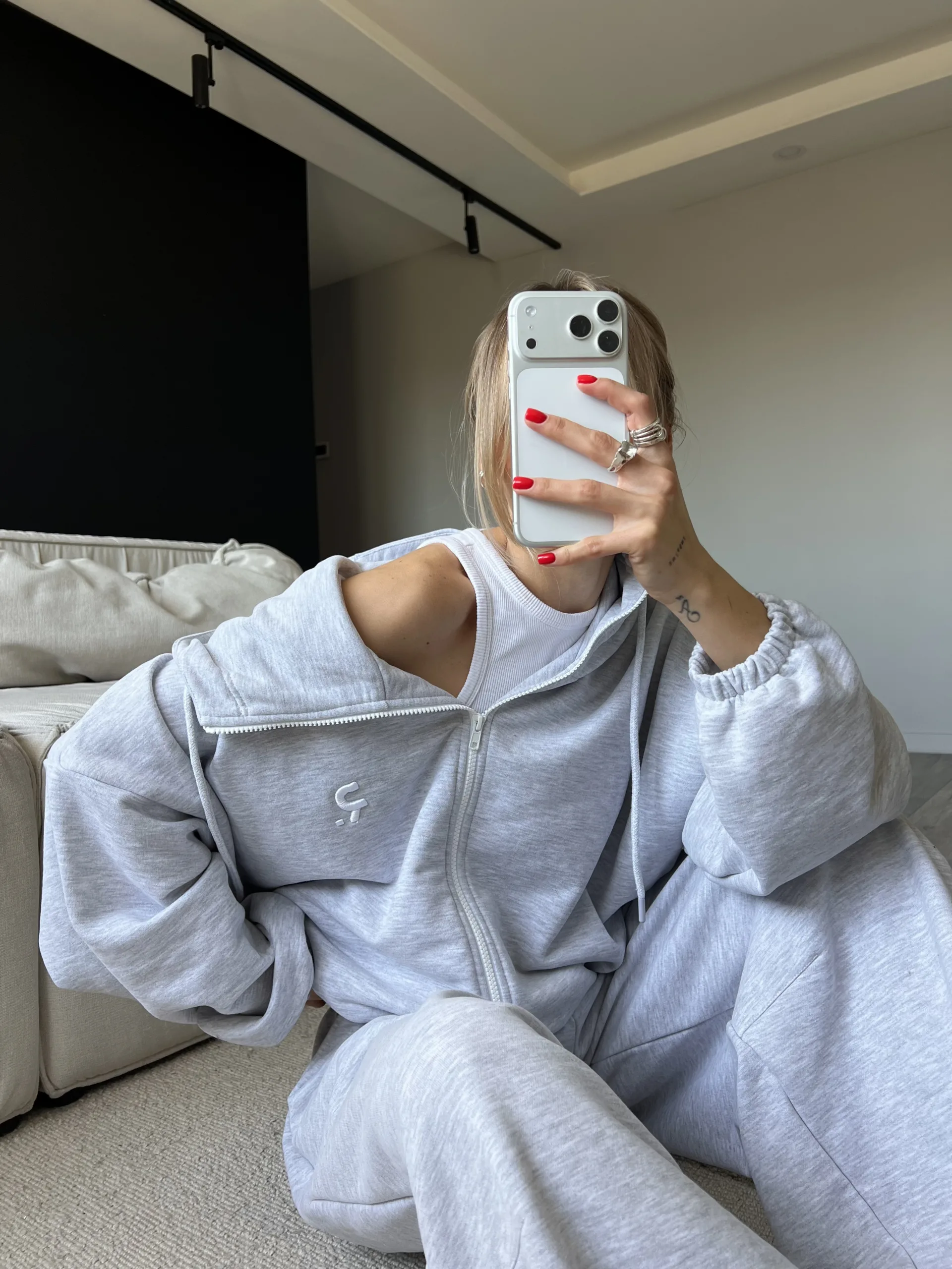 Жіночий сірий oversize костюм з вишивкою та м’якого футеру. Вільний силует і комфортна посадка для повсякденних та relaxed образів. - IMG_7948 Костюм жіночий oversize сірий з вишивкою з футеру - Костюм жіночий сірого кольору з вишивкою oversize