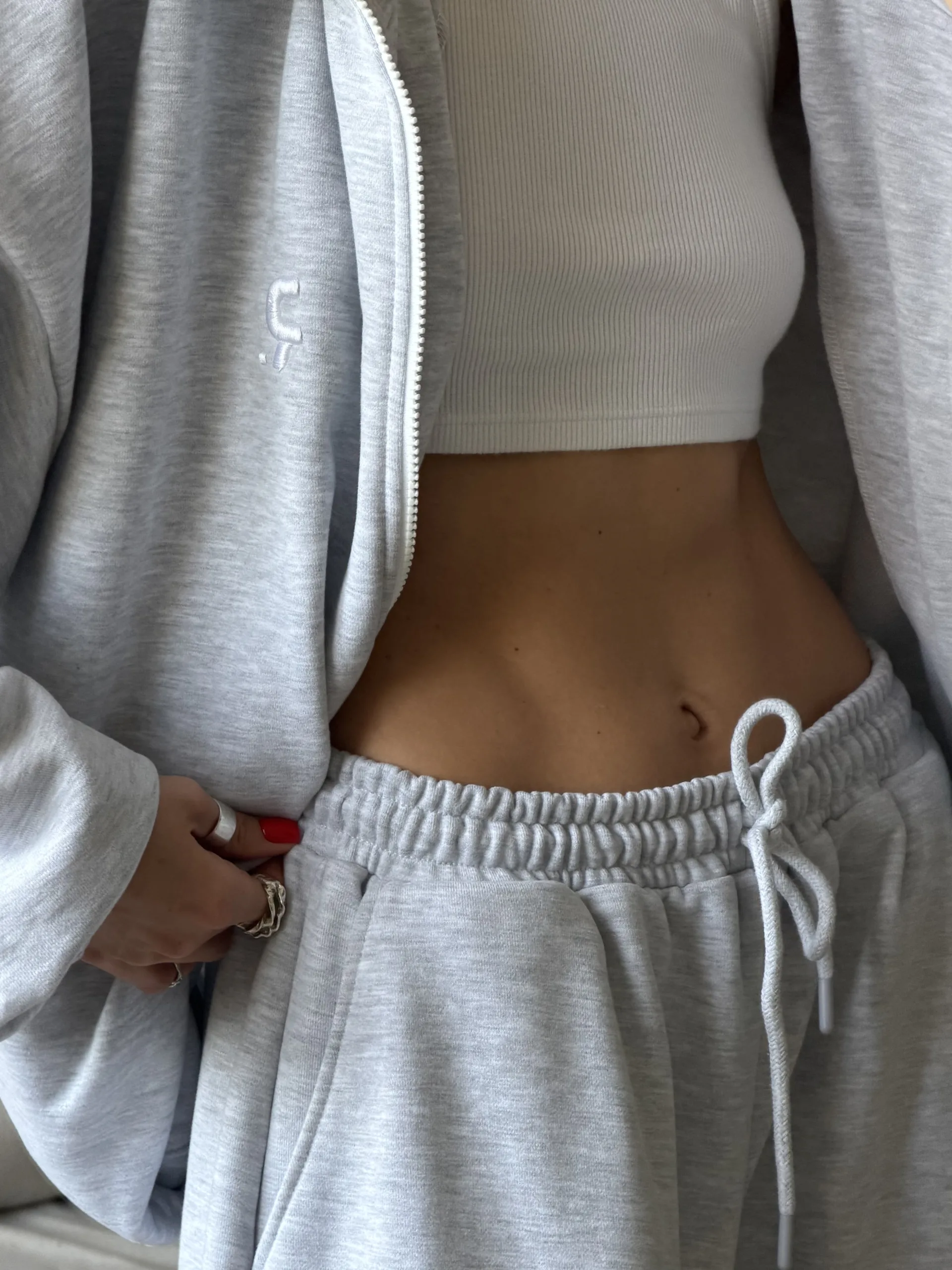 Жіночий сірий oversize костюм з вишивкою та м’якого футеру. Вільний силует і комфортна посадка для повсякденних та relaxed образів. - IMG_7950 Костюм жіночий oversize сірий з вишивкою з футеру - Костюм жіночий сірого кольору з вишивкою oversize — фото 5
