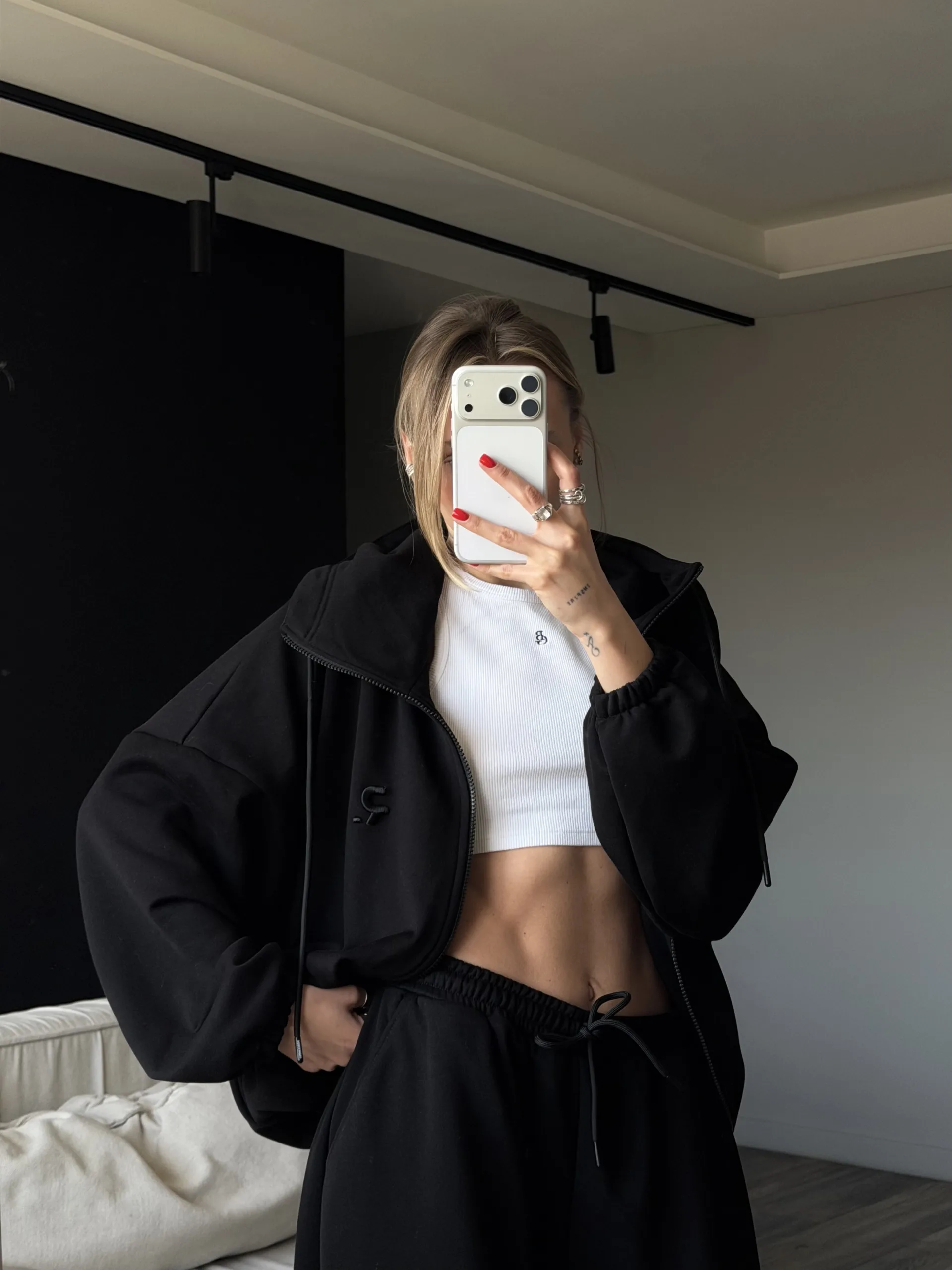 Жіночий чорний oversize костюм з вишивкою та м’якого футеру. Вільний силует і комфортна посадка для повсякденних та relaxed образів. - IMG_7955 Костюм жіночий oversize чорний з вишивкою з футеру - Костюм жіночий чорного кольору з вишивкою oversize — фото 2