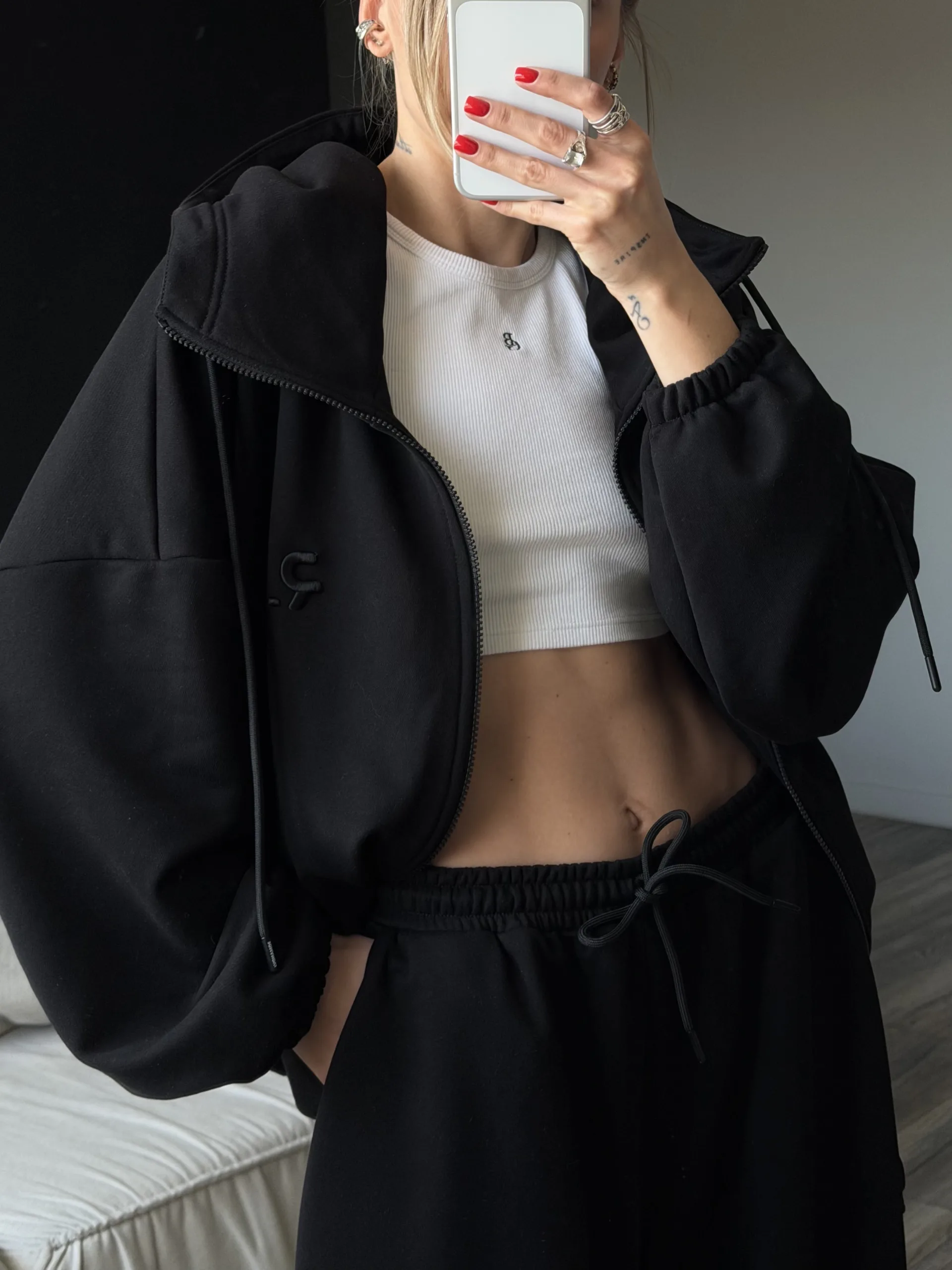 Жіночий чорний oversize костюм з вишивкою та м’якого футеру. Вільний силует і комфортна посадка для повсякденних та relaxed образів. - IMG_7956 Костюм жіночий oversize чорний з вишивкою з футеру - Костюм жіночий чорного кольору з вишивкою oversize