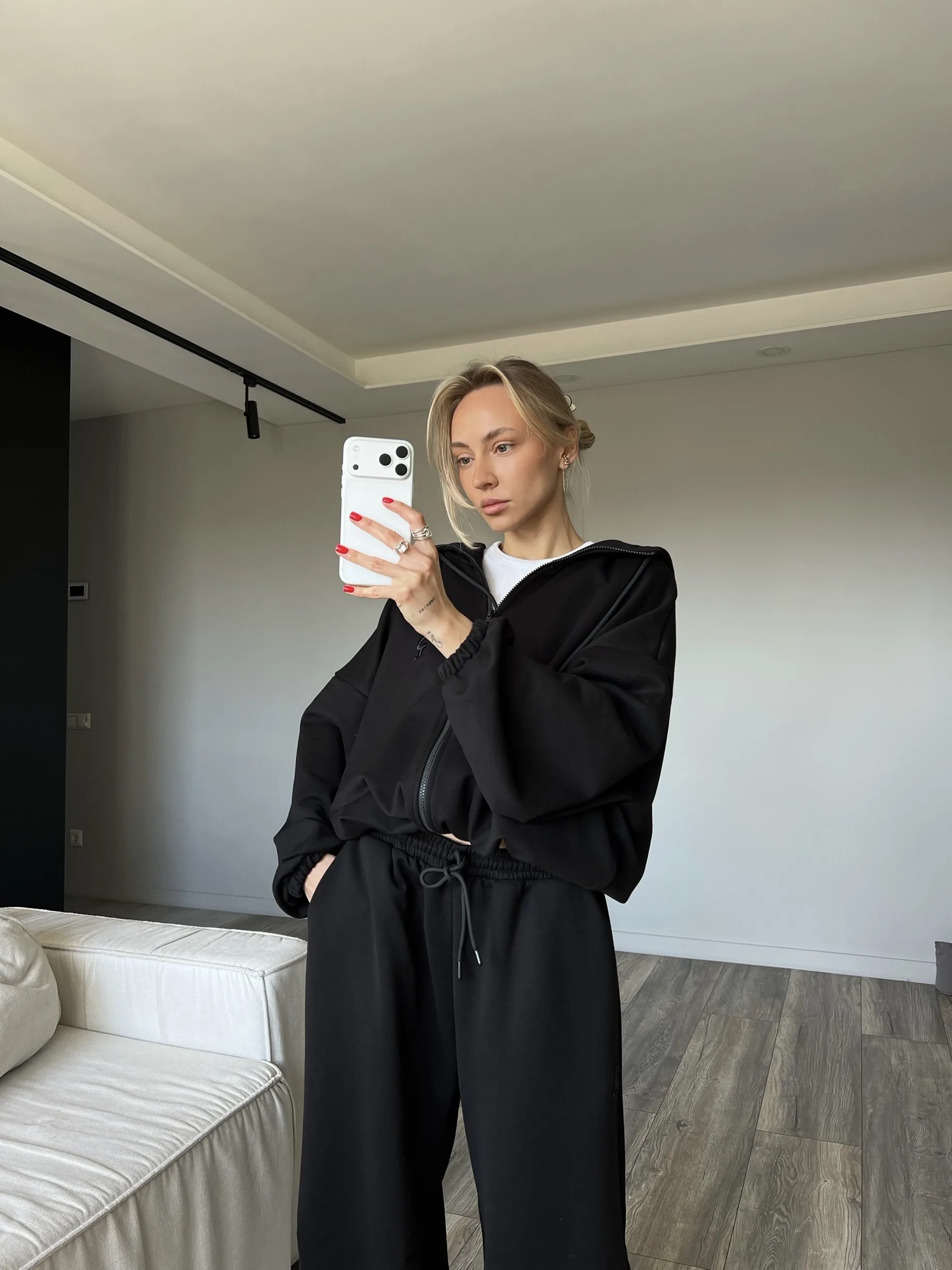 Жіночий чорний oversize костюм з вишивкою та м’якого футеру. Вільний силует і комфортна посадка для повсякденних та relaxed образів. - IMG_7979 Костюм жіночий oversize чорний з вишивкою з футеру - Костюм жіночий чорного кольору з вишивкою oversize — фото 6
