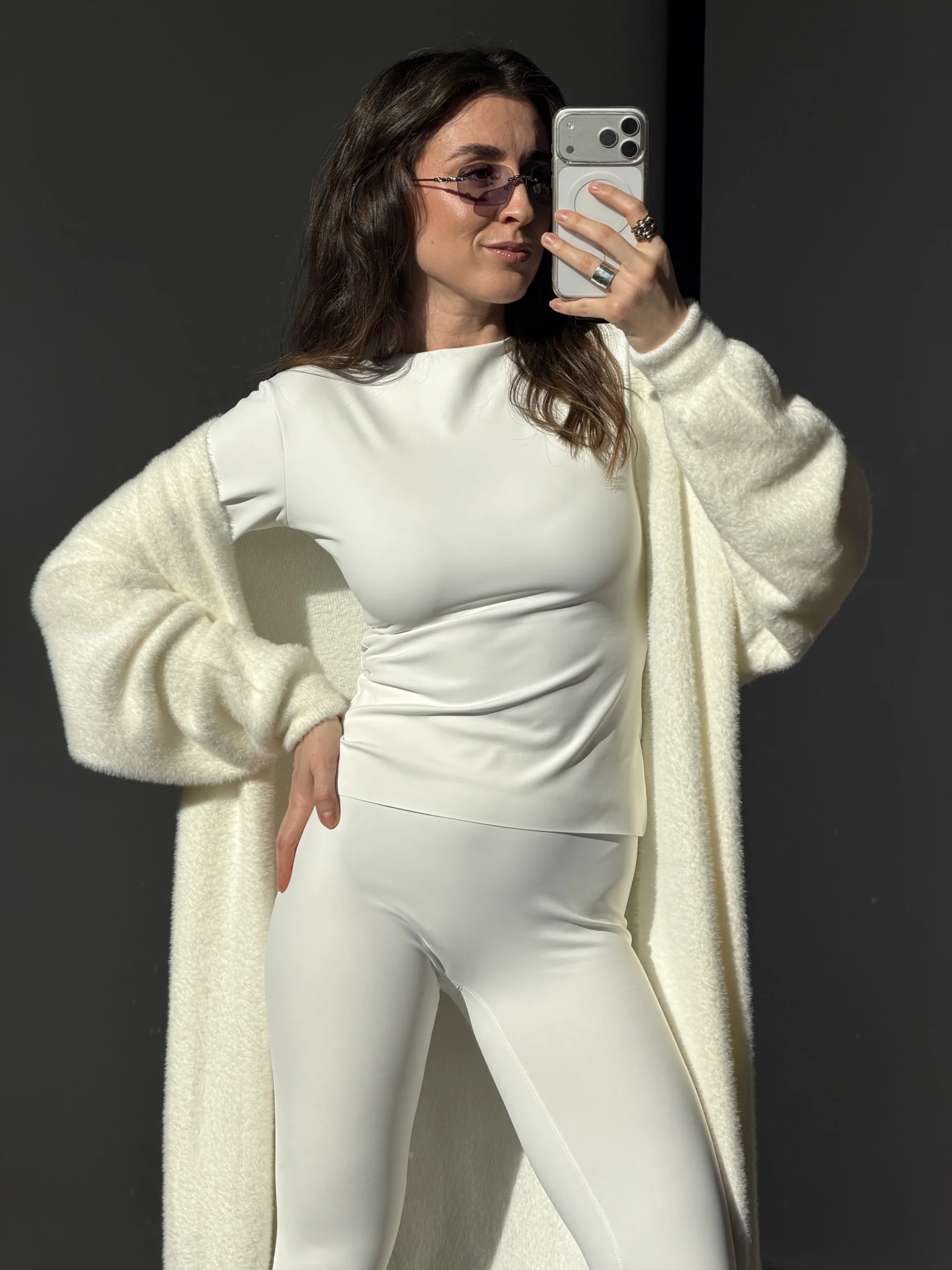 Жіночий молочний костюм second skin зі штрипками з поліестру 77% та еластану 23%. Приталений силует і еластична тканина для базових та повсякденних образів. - IMG_8998 Костюм жіночий молочний зі штрипками приталений з еластаном - Костюм second skin молочний жіночий зі штрипками приталений — фото 6