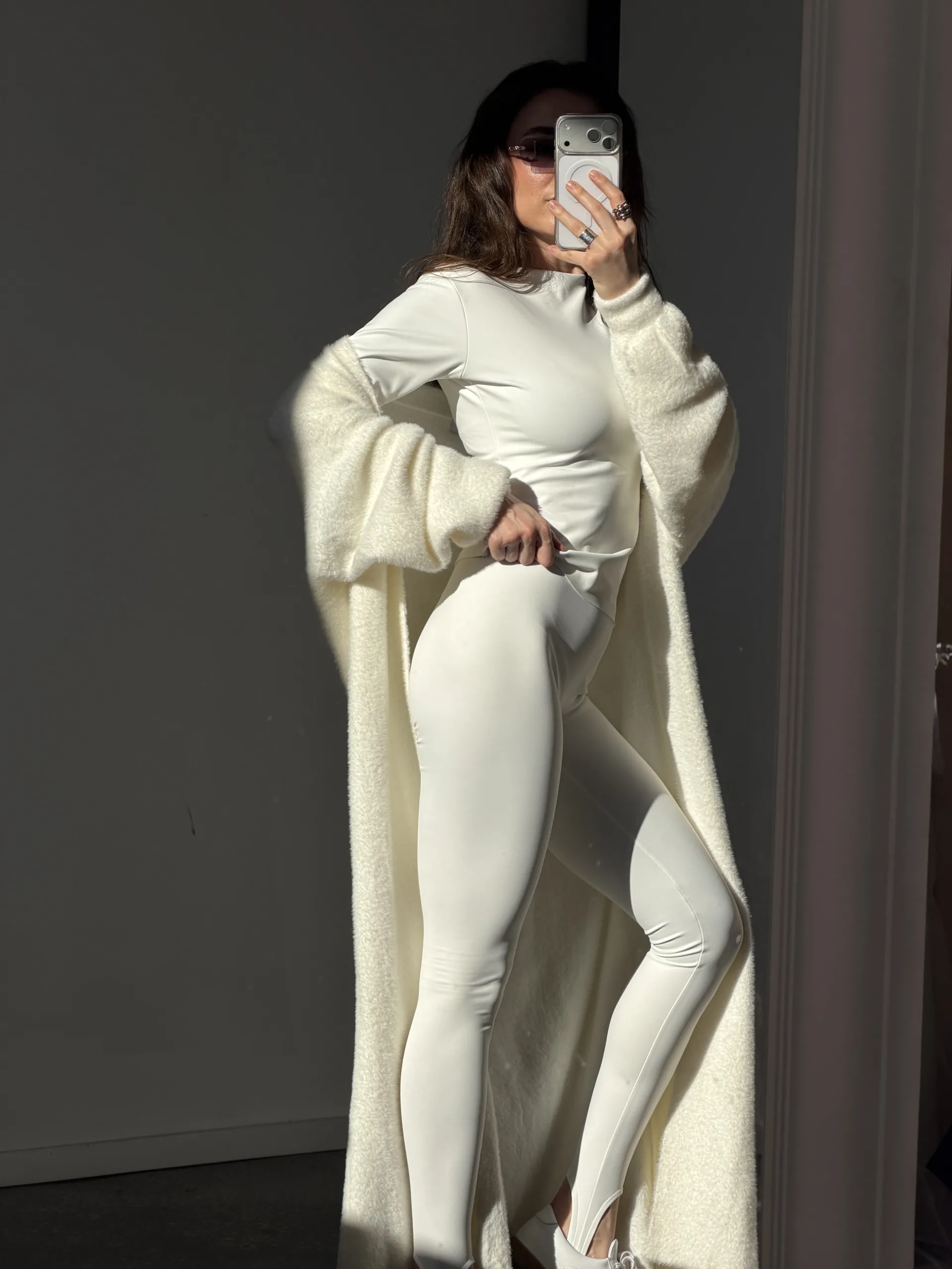 Жіночий молочний костюм second skin зі штрипками з поліестру 77% та еластану 23%. Приталений силует і еластична тканина для базових та повсякденних образів. - IMG_9004 Костюм жіночий молочний зі штрипками приталений з еластаном - Костюм second skin молочний жіночий зі штрипками приталений