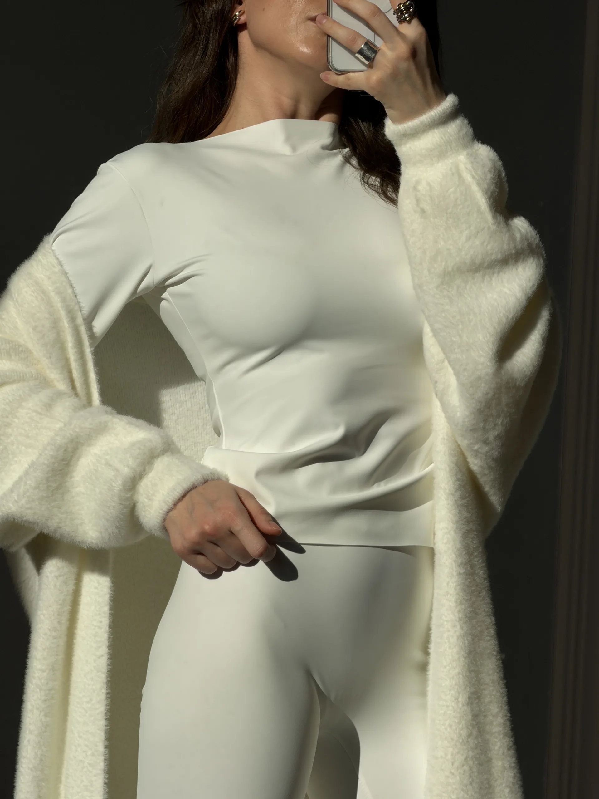 Жіночий молочний костюм second skin зі штрипками з поліестру 77% та еластану 23%. Приталений силует і еластична тканина для базових та повсякденних образів. - IMG_9013 Костюм жіночий молочний зі штрипками приталений з еластаном - Костюм second skin молочний жіночий зі штрипками приталений — фото 3