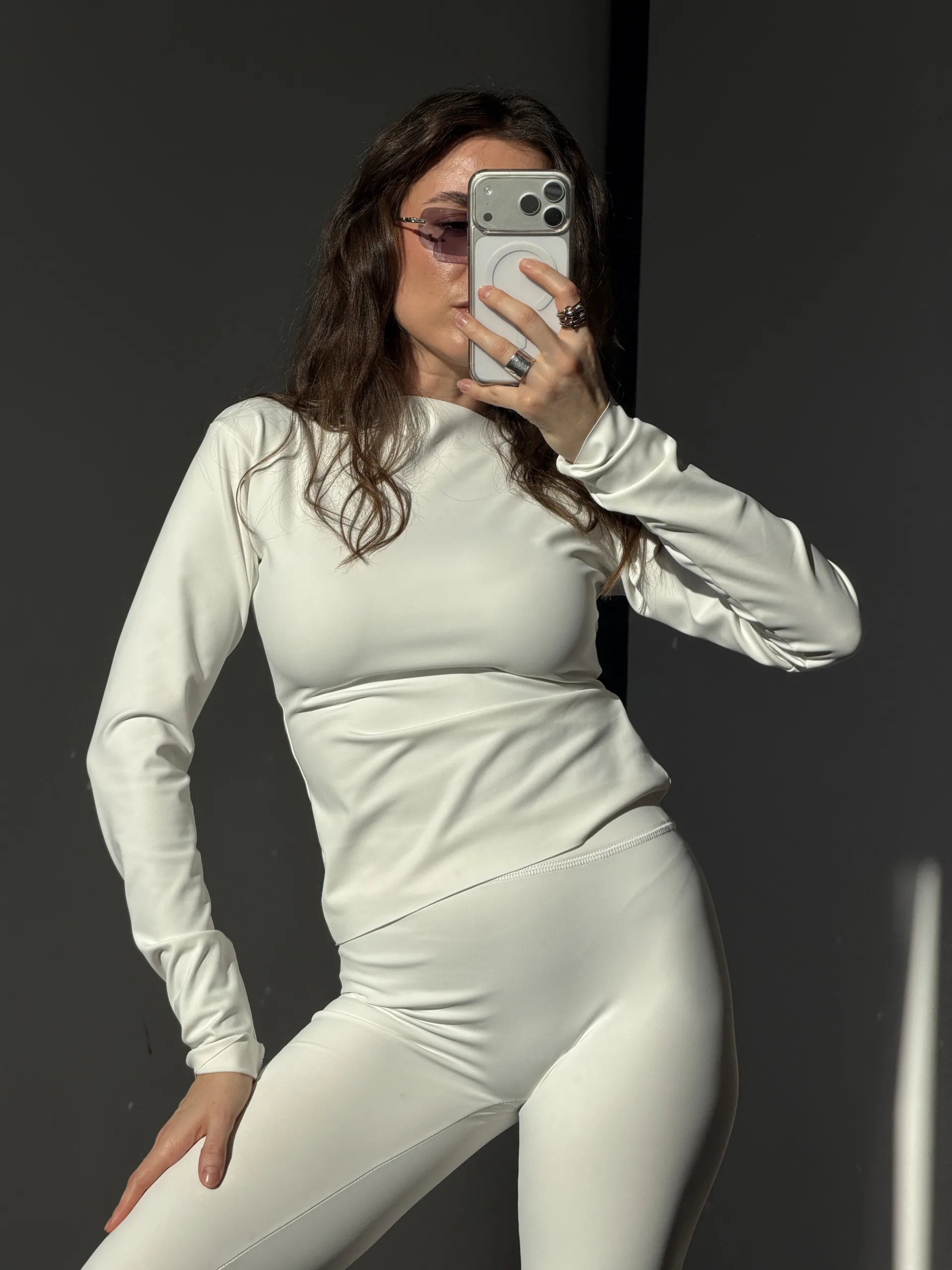 Жіночий молочний костюм second skin зі штрипками з поліестру 77% та еластану 23%. Приталений силует і еластична тканина для базових та повсякденних образів. - IMG_9023 Костюм жіночий молочний зі штрипками приталений з еластаном - Костюм second skin молочний жіночий зі штрипками приталений — фото 7